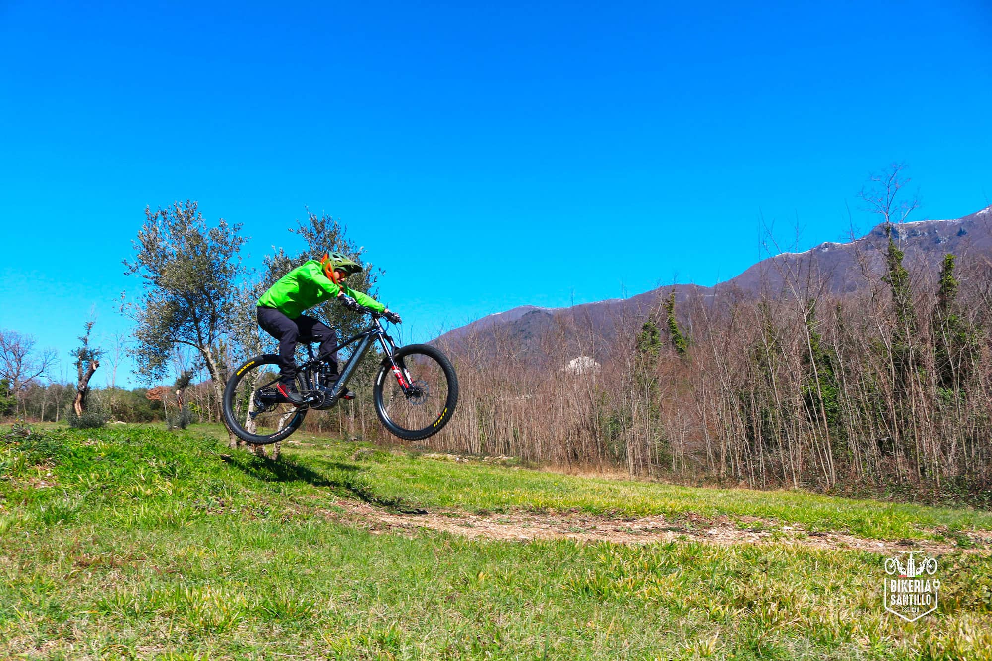 bikeria-santillo-E-bike-per-percorsi-all-mountain,-MTB-ed-enduro,-ideale-per-ciclisti-con-esperienza
